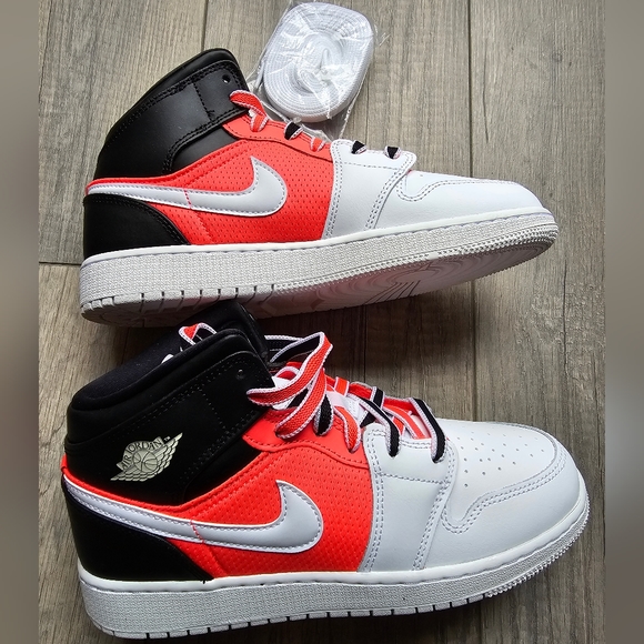 Air Jordan 1 Mid SE "White Infrared" Sneakers - Picture 6 of 10